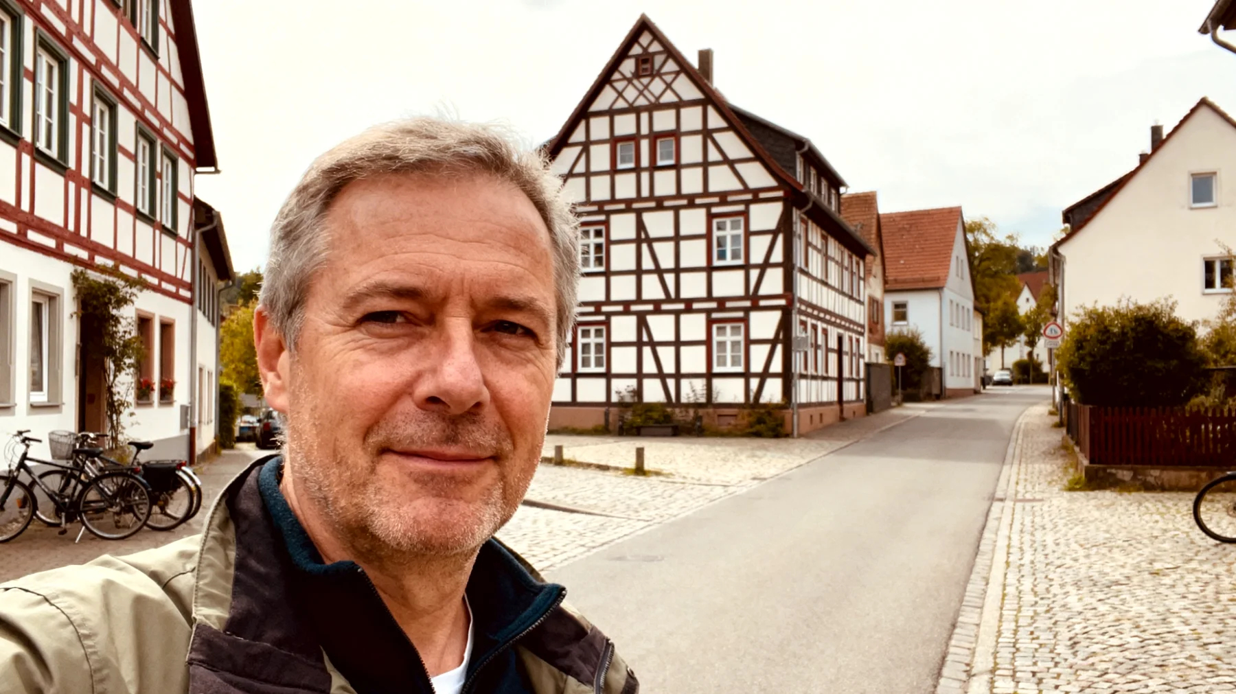 Die Großmutter macht sich intensive Sorgen um die Zukunft ihrer kleinen Enkelkinder – sei es in Bezug auf schulische Entwicklung, soziale Integration oder allgemeines Wohlbefinden. Diese anhaltende Angst belastet die Beziehung und führt dazu, dass sie unbewusst übermäßigen Druck ausübt oder die Kinder mit ihrer Sorge emotional überfordert."