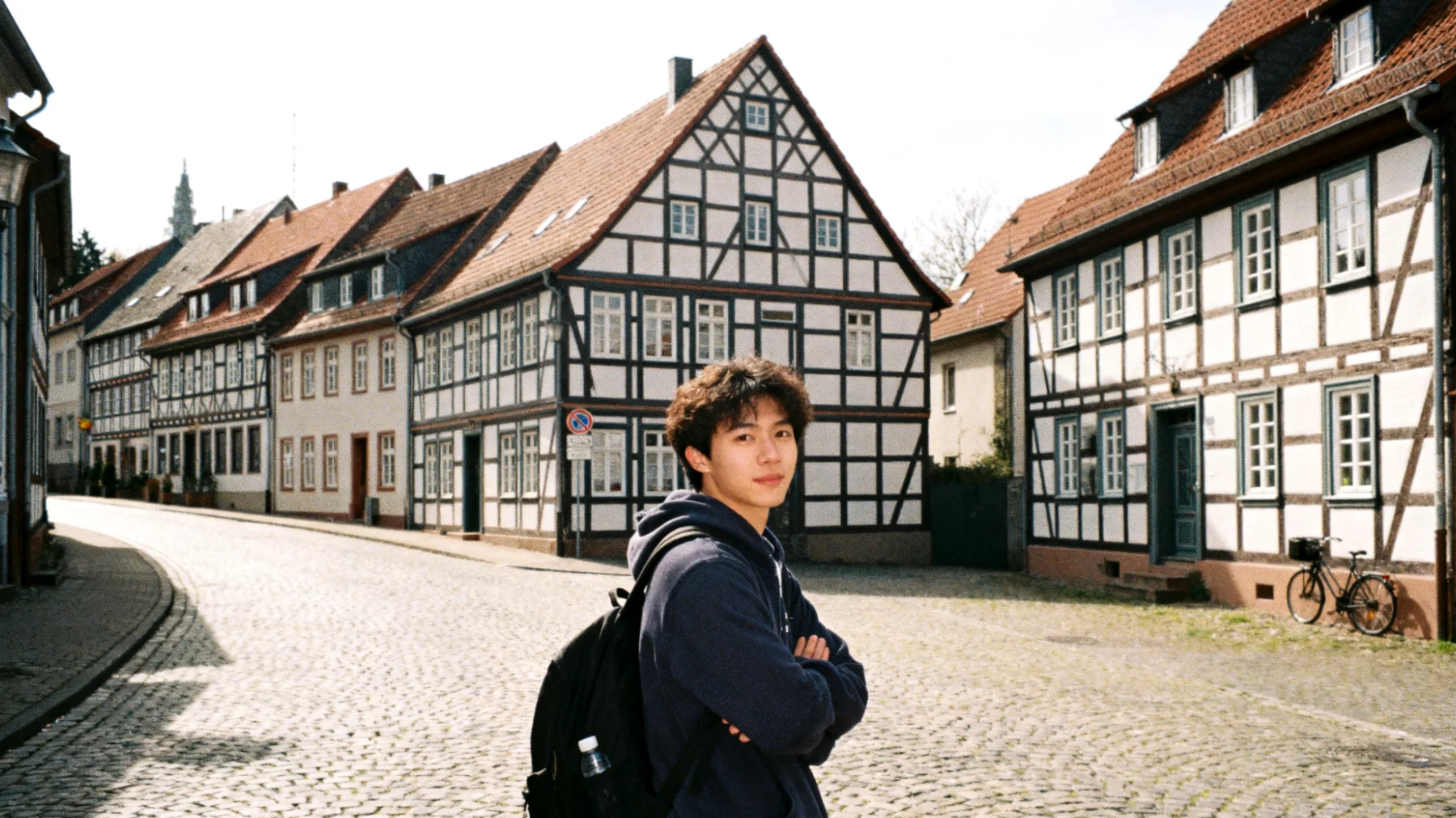 Der Großvater bemerkt, dass sein Enkelkind mehrere Stunden täglich mit Smartphone, Tablet und Videospielen verbringt, selbst beim gemeinsamen Mittagessen oder Familienbesuchen. Die Versuche des Großvaters, das Kind zur Unterbrechung der Bildschirmzeit zu bewegen, führen zu Spannungen, Wutausbrüchen und Ablehnung seitens des Kindes. Der Großvater fühlt sich hilflos und unsicher, wie er mit dieser Situation umgehen soll, ohne die Beziehung zum Enkelkind zu beschädigen."