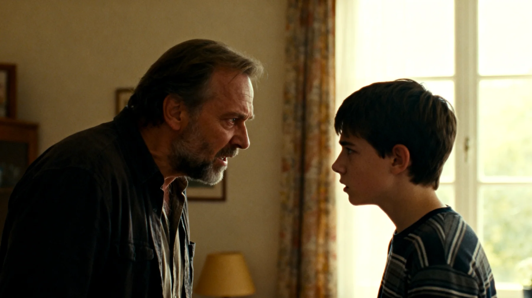 Der Vater hat zunehmend Schwierigkeiten, mit dem impulsiven, rebellischen und oppositionellen Verhalten seines jugendlichen Kindes umzugehen. Der Jugendliche widersetzt sich konsequent den väterlichen Regeln, reagiert mit Wutausbrüchen auf jede Form von Autorität und lehnt jede Einschränkung oder Anforderung kategorisch ab. Der Vater fühlt sich hilflos, verliert die Kontrolle über die Situationen und weiß nicht mehr, wie er Grenzen setzen kann, ohne den Konflikt weiter zu eskalieren."